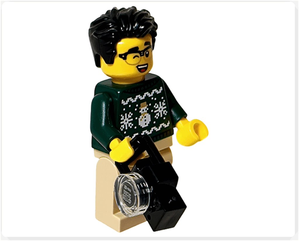 LEGO CITY 60475 Advent Calendar 2025（5日目）カメラを構えるミニフィグの完成形。深緑のセーターと黒いカメラを手にした正面アングル。