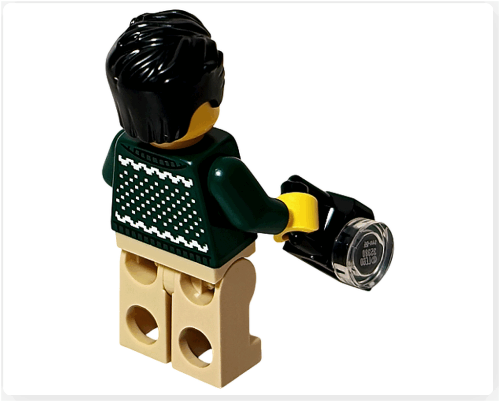 LEGO CITY 60475 Advent Calendar 2025（5日目）ミニフィグの背面。深緑のセーターの後ろ側プリントと黒髪のヘアパーツが確認できる後方アングル。