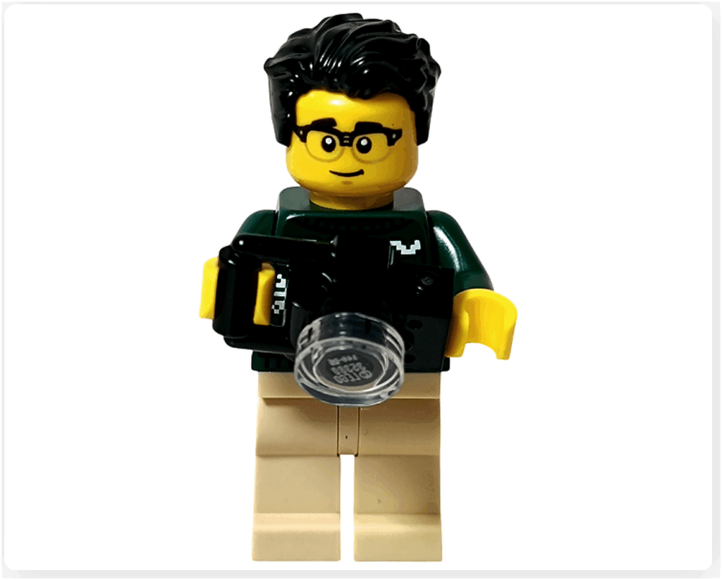 LEGO CITY 60475 Advent Calendar 2025（5日目）ミニフィグの別表情。黒髪ヘアの下に口を閉じた微笑みの頭部パーツが見えるカット。