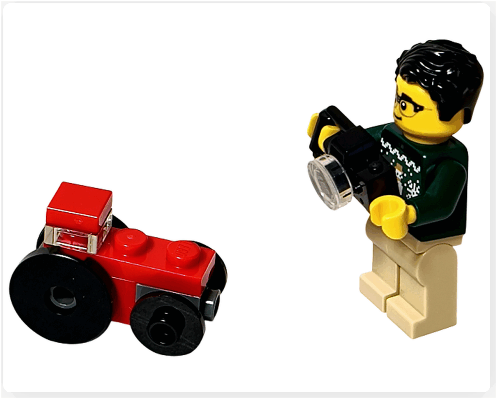 LEGO CITY 60475 Advent Calendar 2025（6日目）ミニ・トラクターを撮影するミニフィグのシーン。カメラを構えたミニフィグと赤いトラクターの構図。