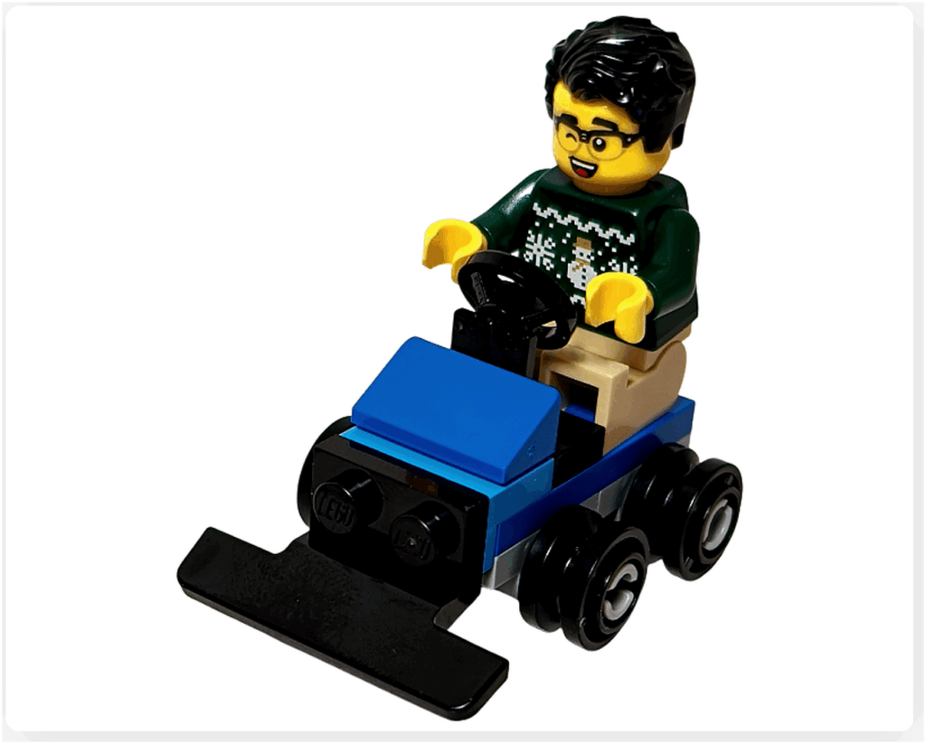 LEGO CITY 60475 Advent Calendar 2025（8日目）除雪車に乗って雪かきに向かうミニフィグのシーン。青い作業車の操縦姿が冬の外遊びを想起させる構図。