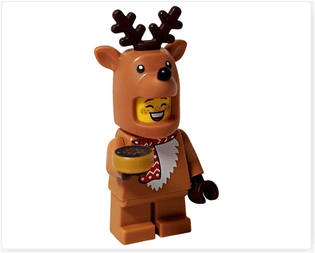 LEGO CITY 60475 Advent Calendar 2025（9日目）トナカイコスチュームの女の子を正面から組み立てた完成ミニフィグ。角フードと赤いマフラーを身につけ、丸タイルを手に持つ姿。