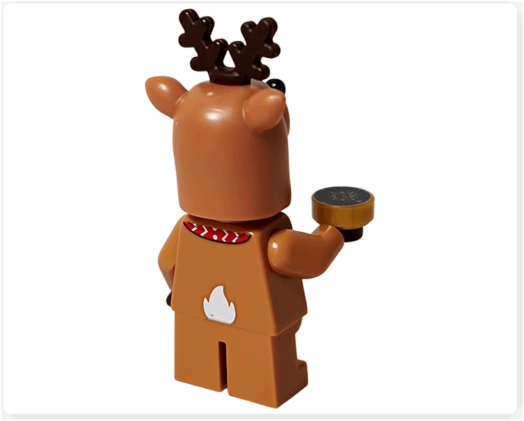 LEGO CITY 60475 Advent Calendar 2025（9日目）トナカイコスチュームの女の子の背面ミニフィグ。白いしっぽとマフラー柄がプリントされ、頭部フードの造形も分かる後ろ向きの姿。