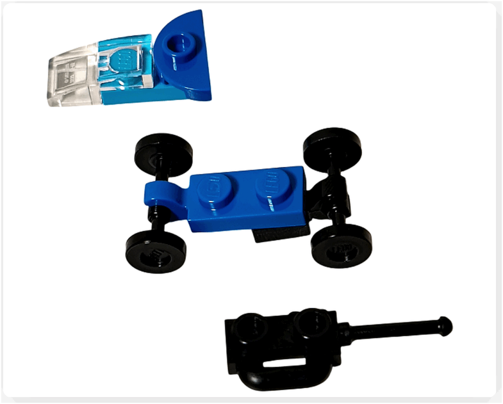 LEGO CITY 60475 Advent Calendar 2025（10日目）ラジコンカーの組立途中。車輪付きシャーシと青いボディパーツ、ウィンドウ部分を仮組みしている様子を斜め上から撮影。