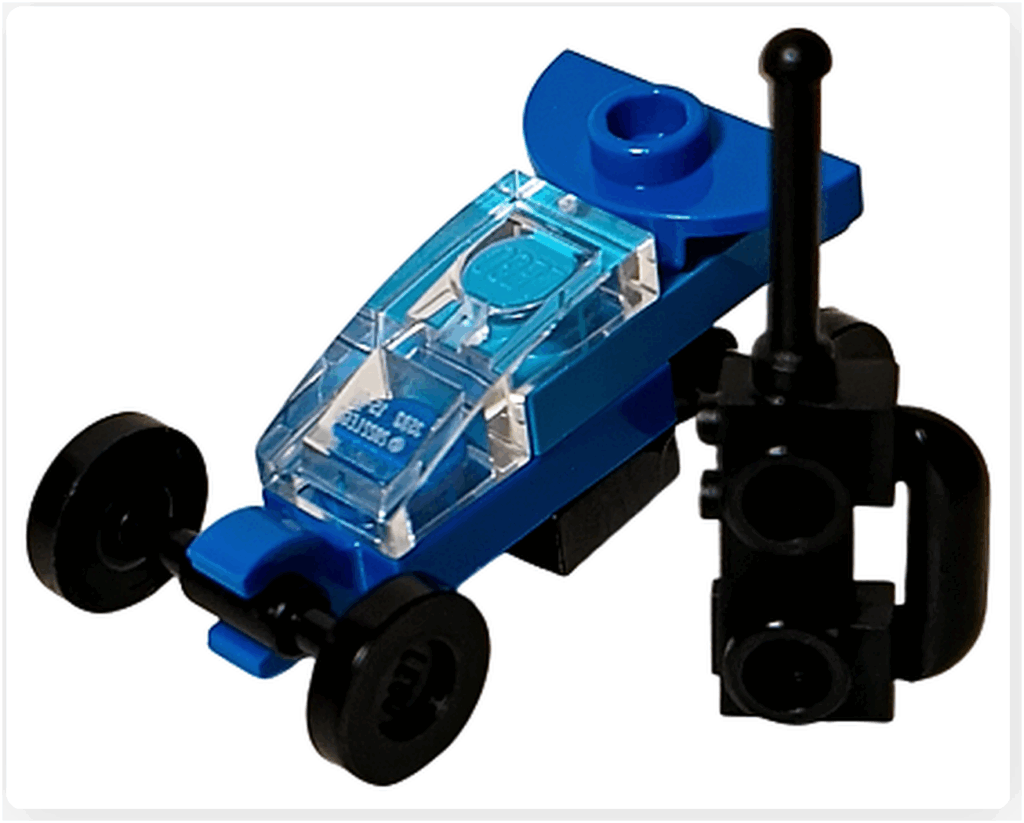 LEGO CITY 60475 Advent Calendar 2025（10日目）完成したラジコンカーを正面寄りの角度で撮影。青いボディとクリアウィンドウ、黒いアンテナ付き送信機パーツが付属する。