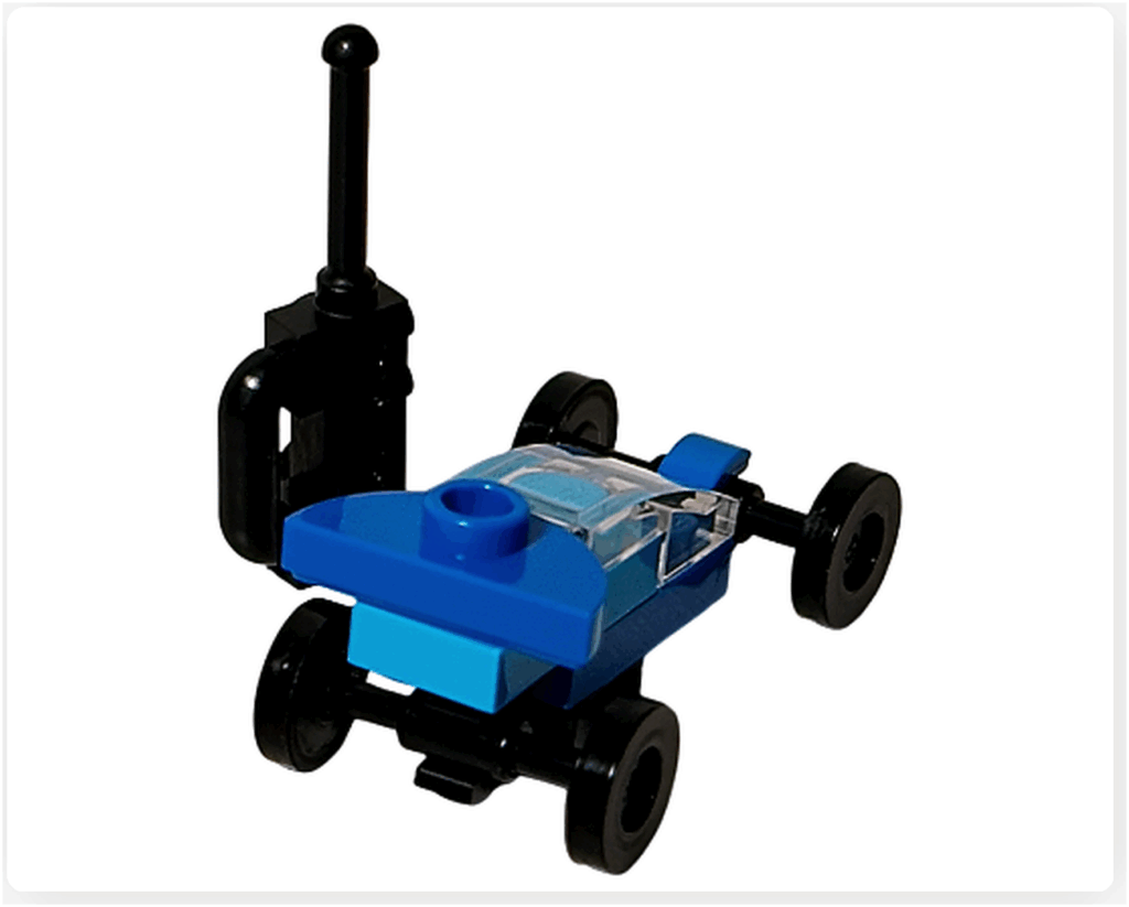 LEGO CITY 60475 Advent Calendar 2025（10日目）ラジコンカーの背面。青いリアパネルと後輪が見える後ろ向き構図のミニモデル写真。