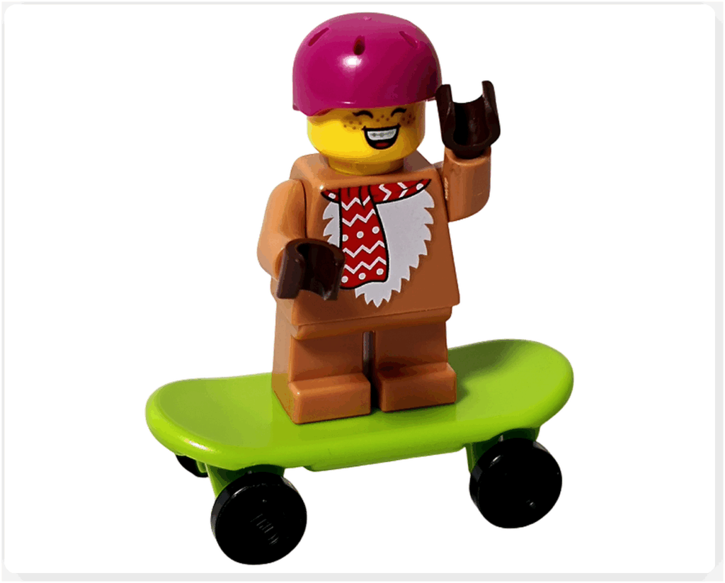 LEGO CITY 60475 Advent Calendar 2025（12日目）トナカイコスチュームの女の子ミニフィグが黄緑のスケボーに乗り、ピンクのヘルメットを着用してポーズをとるシーン写真。