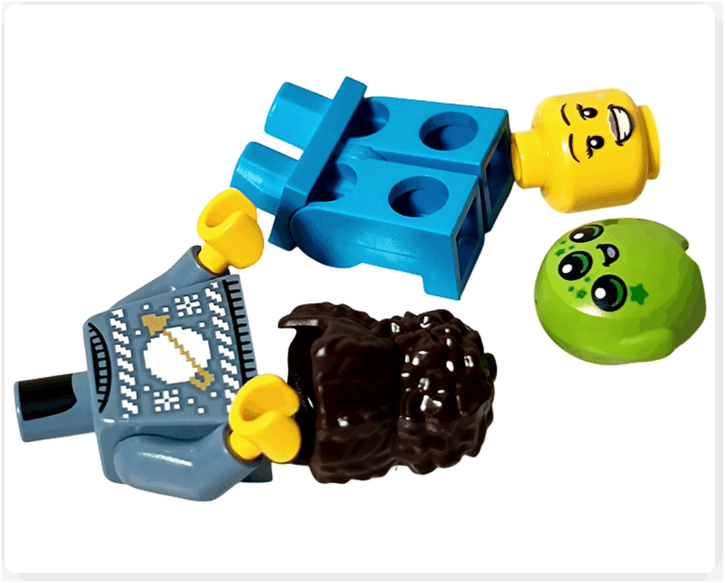 LEGO CITY 60475 Advent Calendar 2025（13日目）エイリアンのぬいぐるみを抱えた女性のパーツ一式。胴体、脚、顔パーツ、ヘアパーツ、緑のエイリアンぬいぐるみが並んでいる写真。
