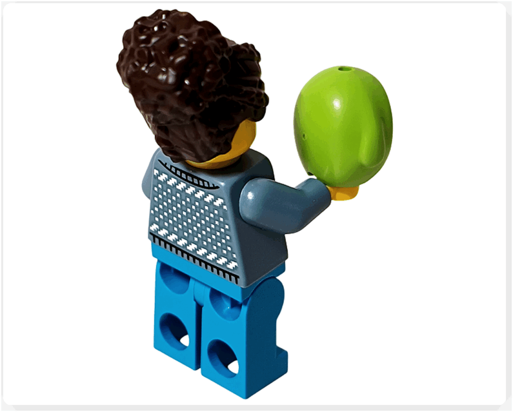 LEGO CITY 60475 Advent Calendar 2025（13日目）エイリアンぬいぐるみを持つ女性ミニフィグの背面。髪型のボリュームとセーターの後ろ側プリントが見える写真。