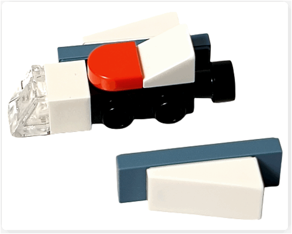 LEGO CITY 60475 Advent Calendar 2025（14日目）おもちゃの宇宙船の組立途中。機首のクリアパーツと左右の白いウィングブロックを取り付けた状態を撮影した写真。