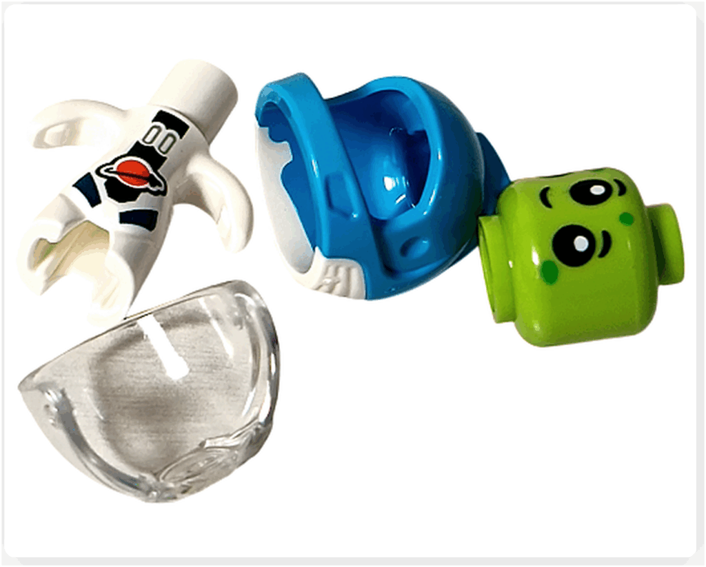 LEGO CITY 60475 Advent Calendar 2025（15日目）宇宙服を着たエイリアンのパーツ一式。エイリアンの顔パーツ、白い宇宙服、青いヘルメット、クリアバイザーが並んでいる写真。