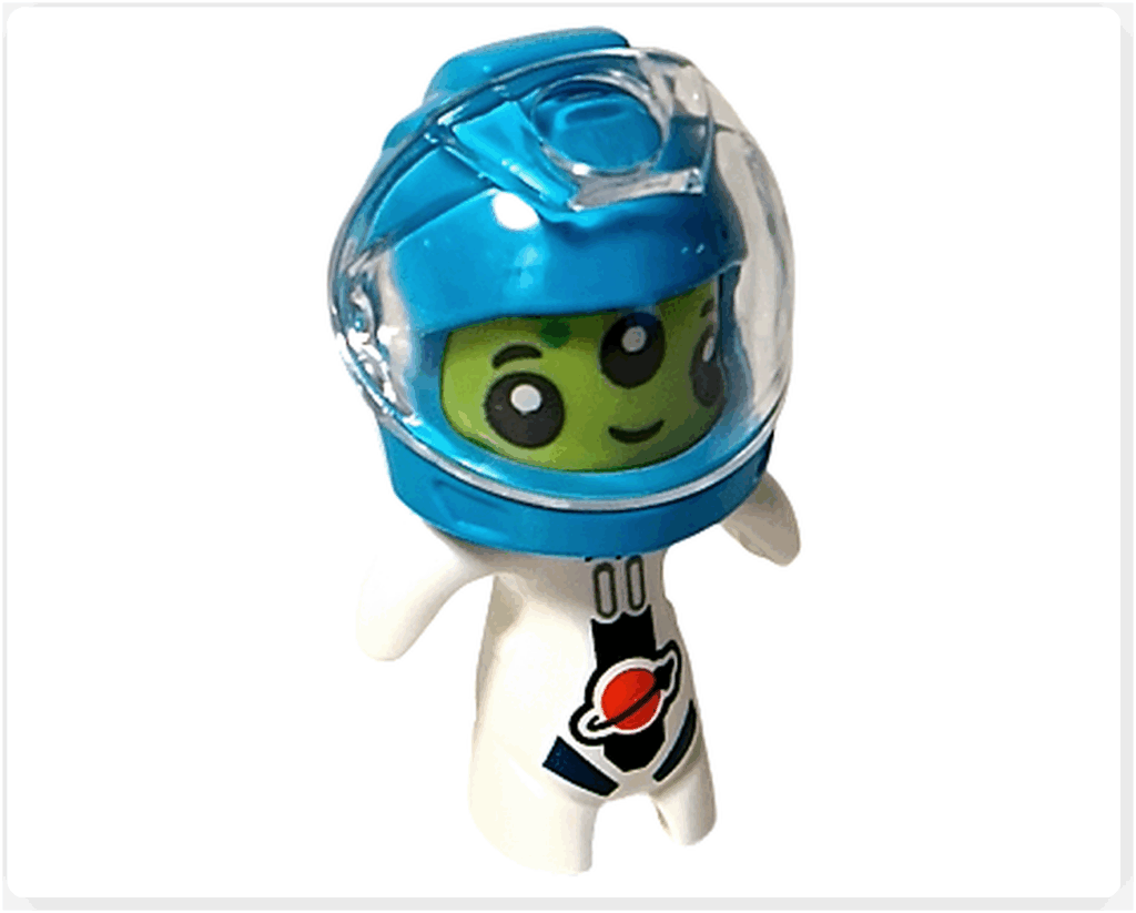 LEGO CITY 60475 Advent Calendar 2025（15日目）宇宙服を着たエイリアンの完成写真。青いヘルメットとクリアバイザーを装着した姿を斜め前から撮影。