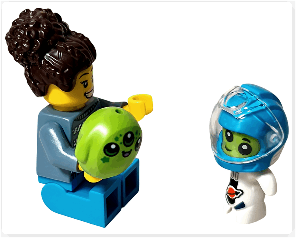 LEGO CITY 60475 Advent Calendar 2025（15日目）女性ミニフィグがエイリアンのぬいぐるみを持ち、宇宙服を着たエイリアンと向かい合っているシーン写真。