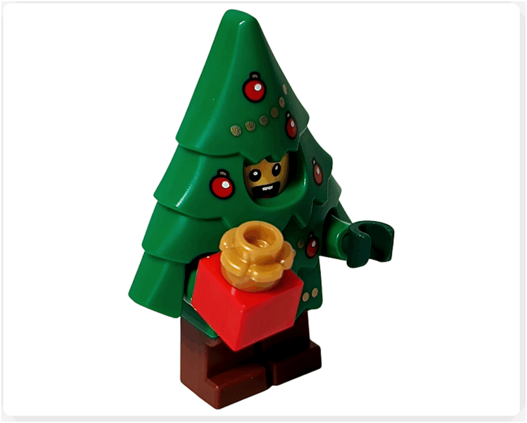 LEGO CITY 60475 Advent Calendar 2025(17日目)ツリーコスチュームの男の子のミニフィグ完成形。緑のツリー外装に赤いプレゼントを持つ正面アングル。