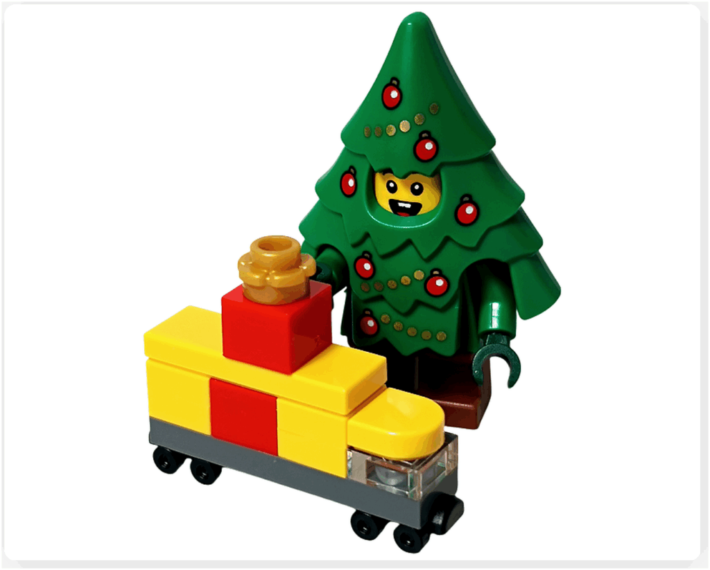 LEGO CITY 60475 Advent Calendar 2025(18日目)ミニ・トラックにプレゼントをのせるツリーコスチュームの男の子ミニフィグのシーン。車体とミニフィグの動きある構図。