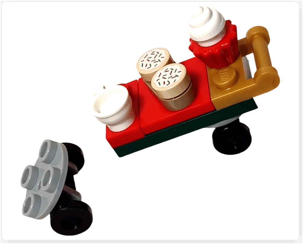 LEGO CITY 60475 Advent Calendar 2025(20日目)フードカートの組立途中。赤と緑の台座にデザート類が乗り始めた状態。