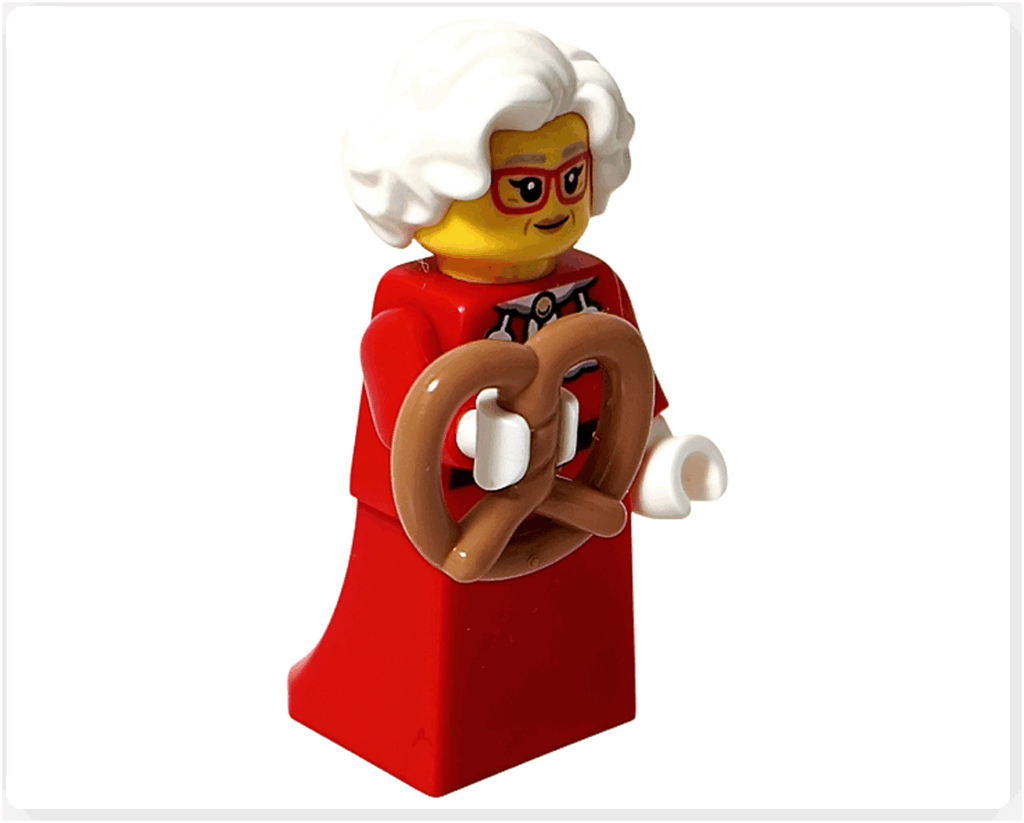 LEGO CITY 60475 Advent Calendar 2025(21日目)ミセス・サンタの完成形。赤いローブを着て、プレッツェルを手にした正面アングル。