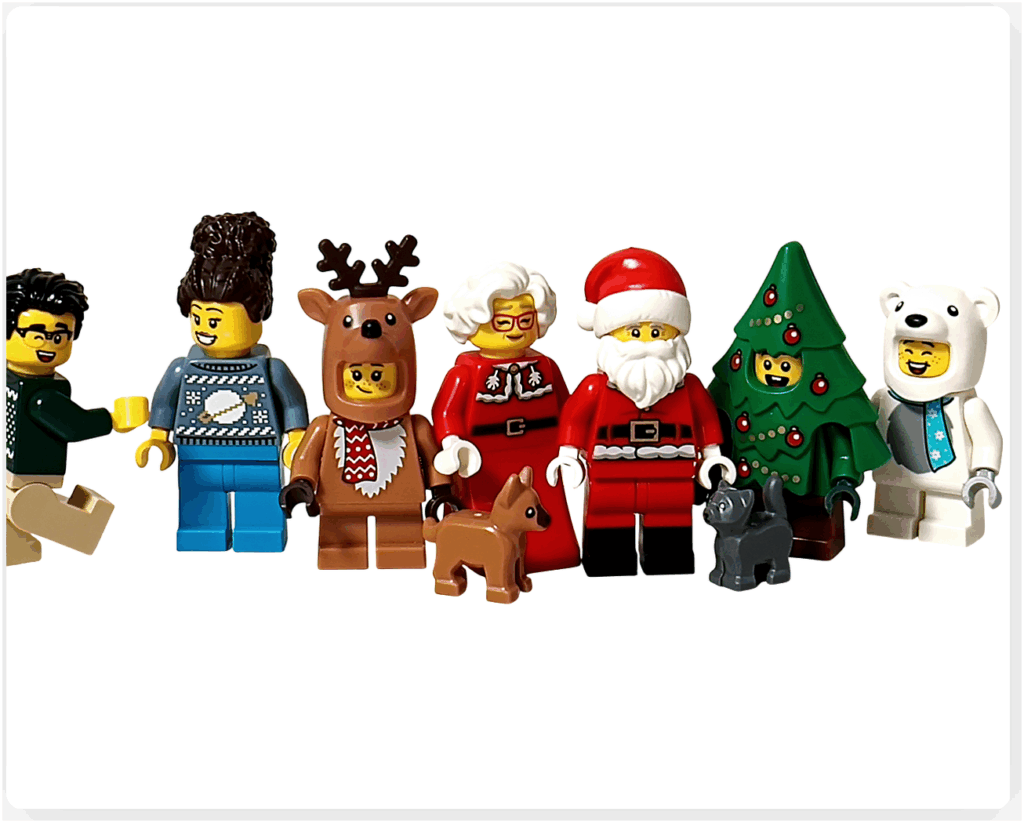 LEGO CITY 60475 Advent Calendar 2025のミニフィグ集合。サンタクロース、ミセス・サンタ、トナカイコスチュームの子、ツリーコスチュームの男の子、ポーラーベアスーツの子、一般市民のミニフィグ2体、子犬とネコが横一列に並んだ全体アングル。
