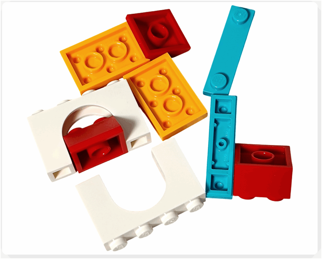 LEGO Friends 41758「アドベントカレンダー2023」４日目のパーツ。 白いアーチと赤・黄・ターコイズブルーのブロックが入っており、屋根付きのペット小屋を組み立てられるセット。