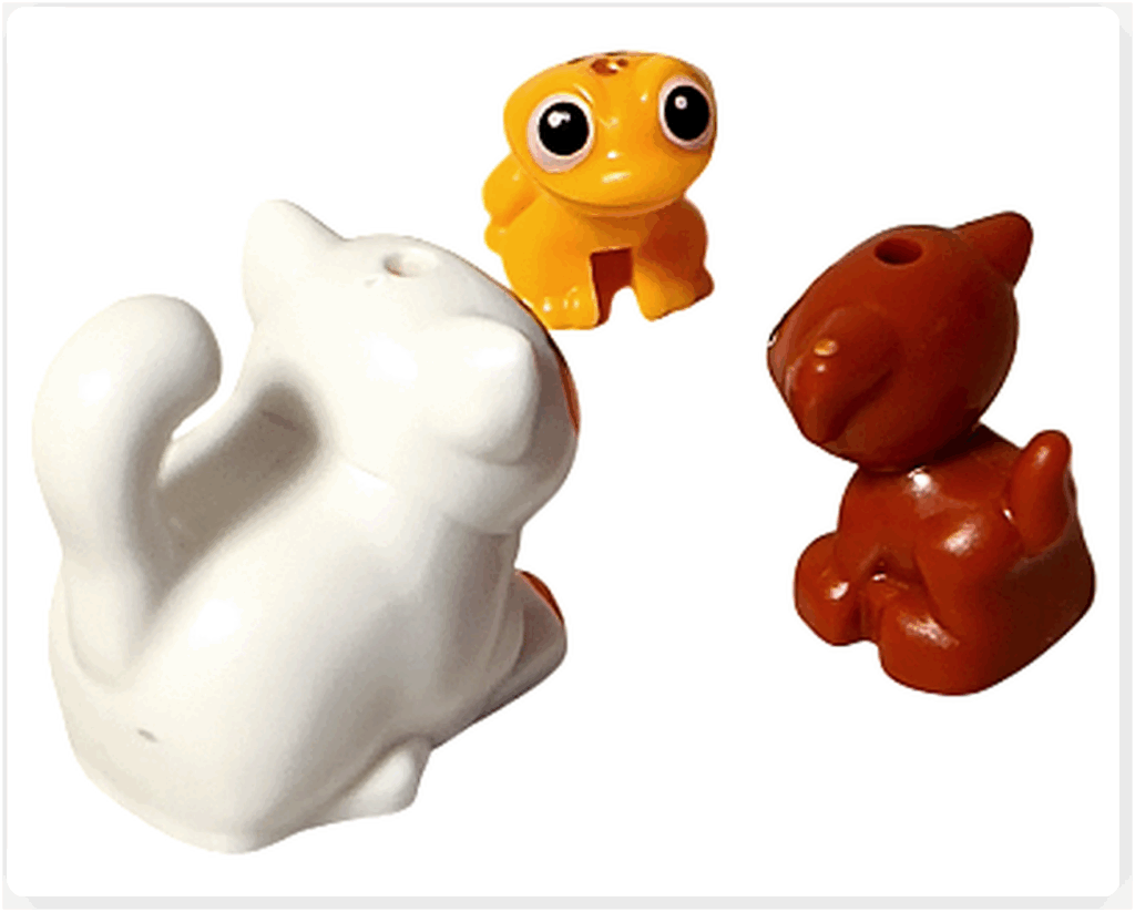 LEGO Friends 41758「アドベントカレンダー2023」７日目、ポップコーン・チュロス・アイラの相談シーン。 動物たちが円になって、なにやらお話し中。 冬の森に、ちいさな声と笑い声がひびいています。