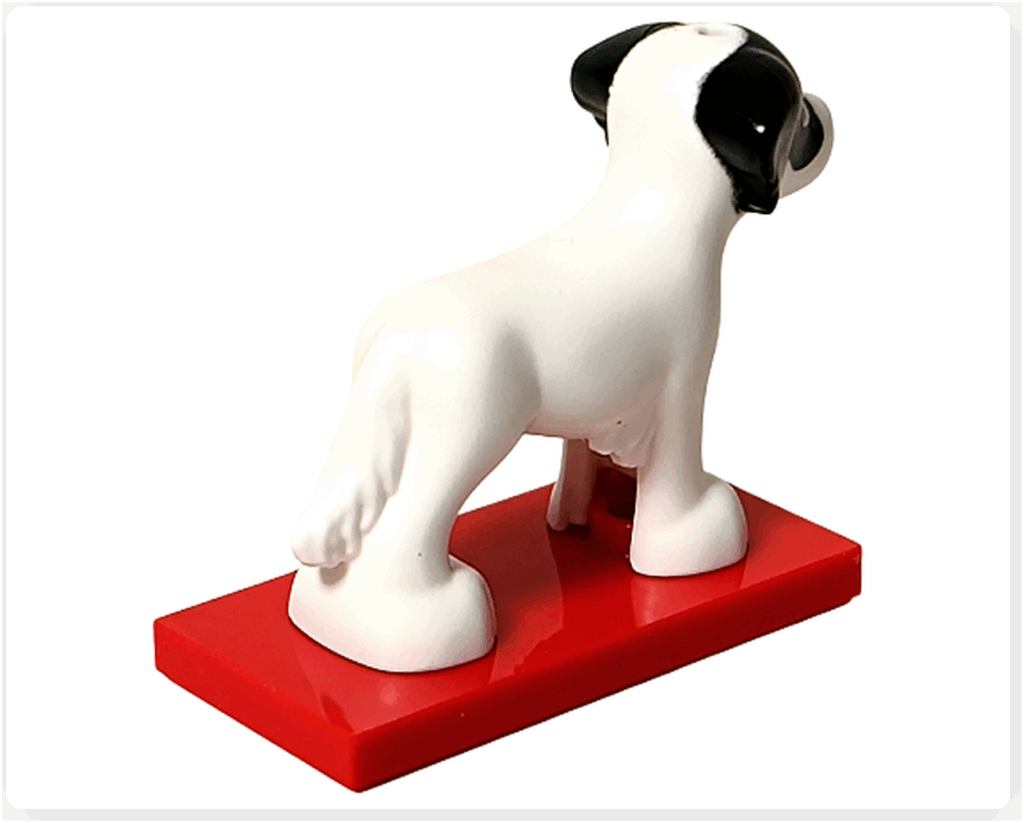 LEGO Friends 41758「アドベントカレンダー2023」9日目のデイジーの背面。白い体と下に垂れたしっぽの毛並みが分かる角度で赤いスタンドに立っている状態です。