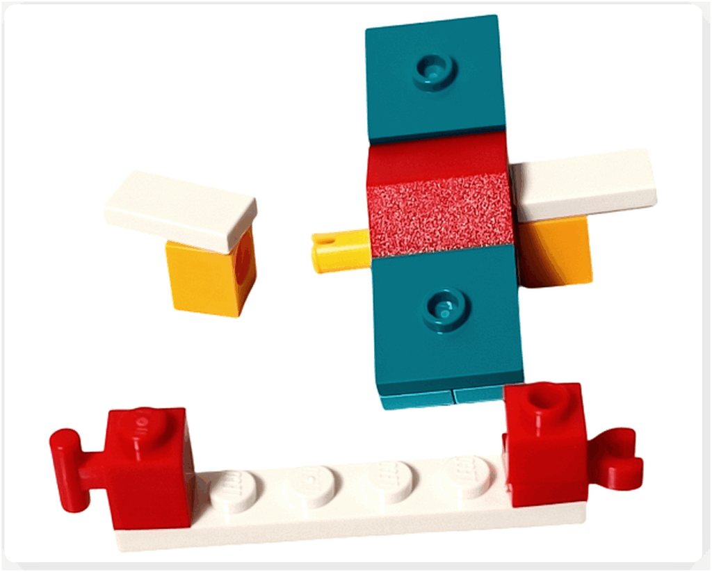LEGO Friends 41758「アドベントカレンダー2023」10日目のシーソー組立途中。中央の支点にターコイズと赤パーツを取り付け、白と黄色の足場が両端につく前段階です。