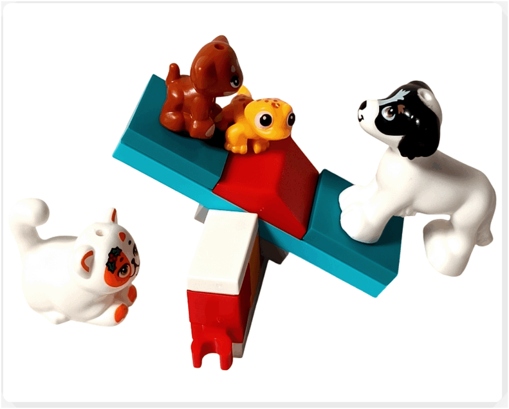 LEGO Friends 41758「アドベントカレンダー2023」10日目のシーン。ポップコーン、アイラ、チュロス、デイジーがシーソーで遊んでいる情景。ターコイズの板がペットたちの重さで傾き、にぎやかにバランス遊びをしている様子です。