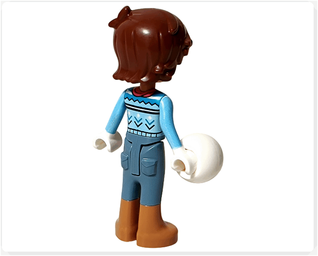 LEGO Friends 41758「アドベントカレンダー2023」11日目のレオ背面。ライトブルーのセーターの編み模様とパンツの後ろポケットが見える角度で、雪玉を手にした状態です。