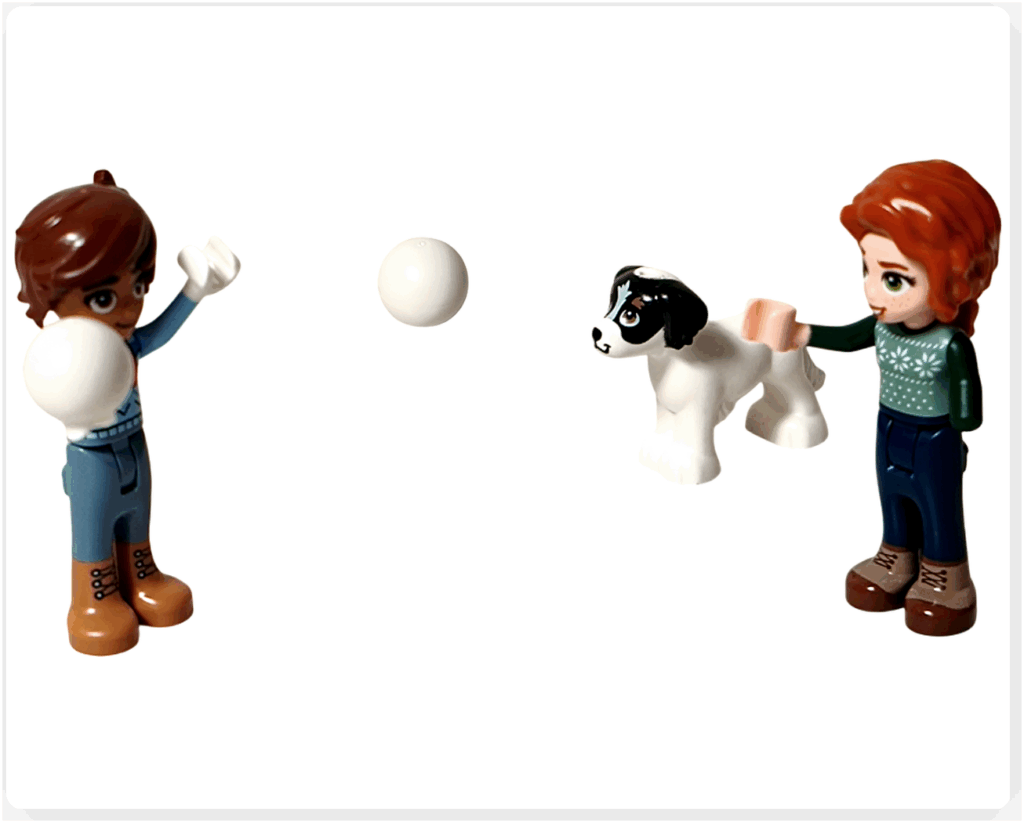 LEGO Friends 41758「アドベントカレンダー2023」11日目のシーン。オータムが雪玉を投げ、レオが避けようとしている様子を写したカット。デイジーがその動きを見つめる冬の遊びの情景です。