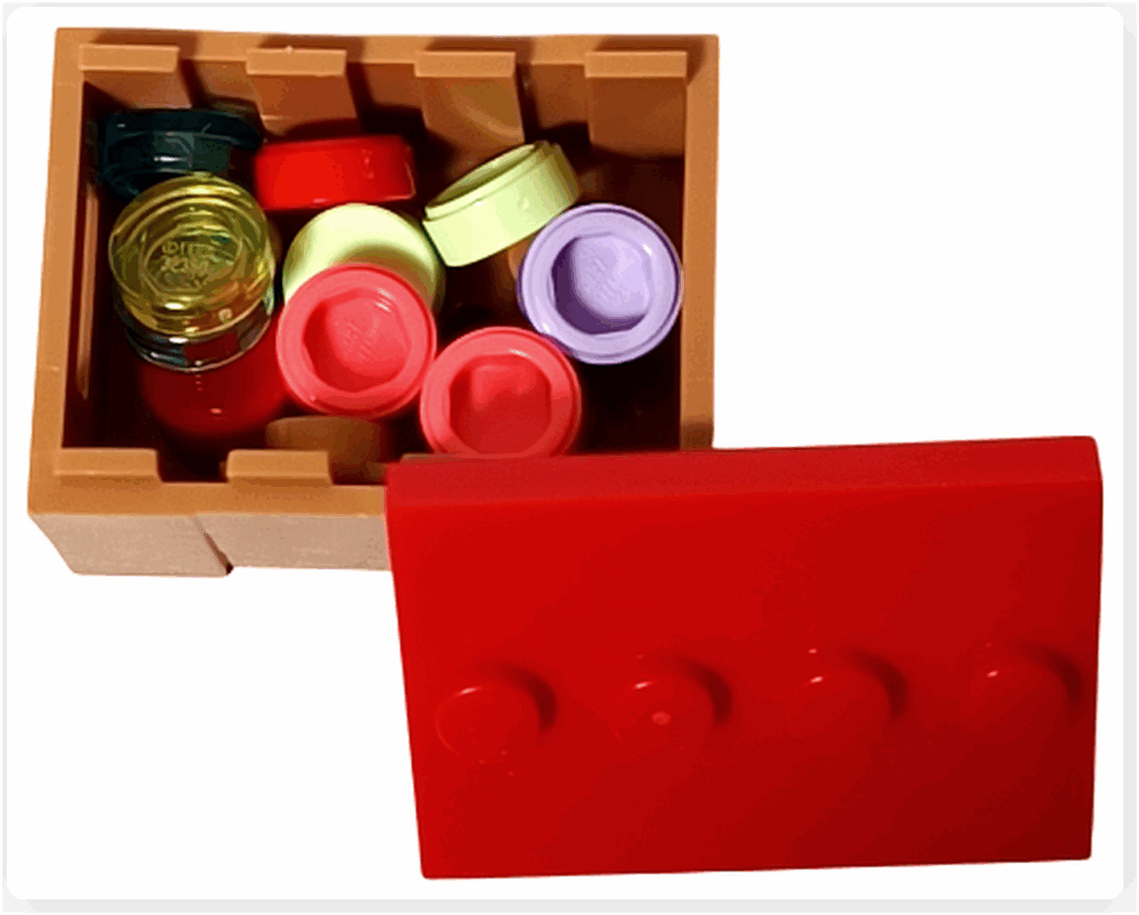 LEGO Friends 41758「アドベントカレンダー2023」13日目の完成。ブラウンの小物ボックスに星形パーツや丸タイルなどのクリスマス飾りを収納した状態を上から撮影した写真です。