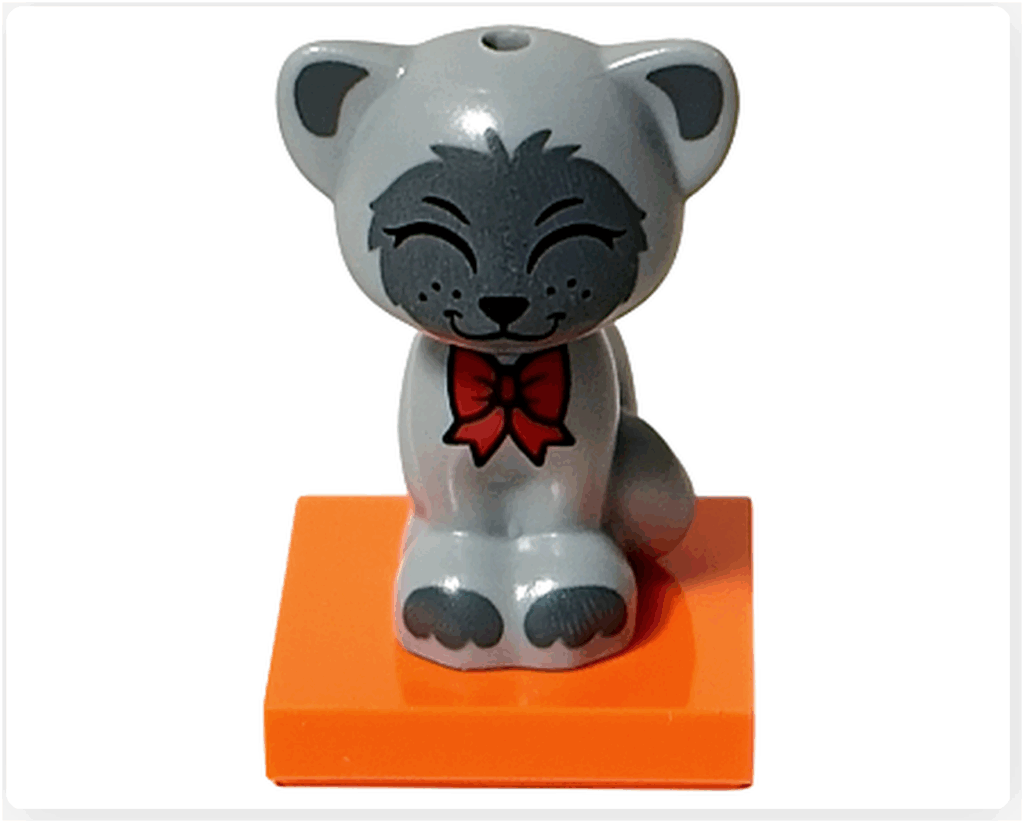 LEGO Friends 41758「アドベントカレンダー2023」14日目の完成モデル。グレーの猫ガートルードがオレンジ色プレートの上に座り、赤いリボンと笑顔の表情が特徴の正面ショットです。