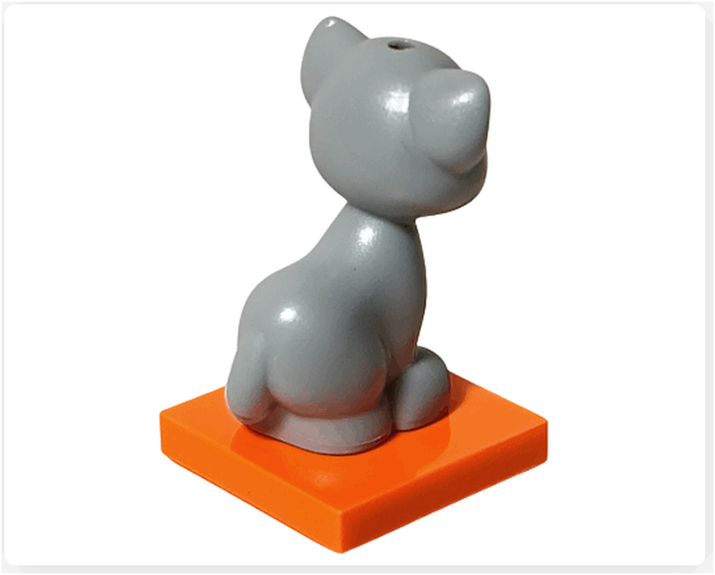 LEGO Friends 41758「アドベントカレンダー2023」14日目の背面ショット。オレンジ色プレートに座るグレーの猫ガートルードを後ろから撮影し、丸いシルエットや座り姿が分かる角度です。