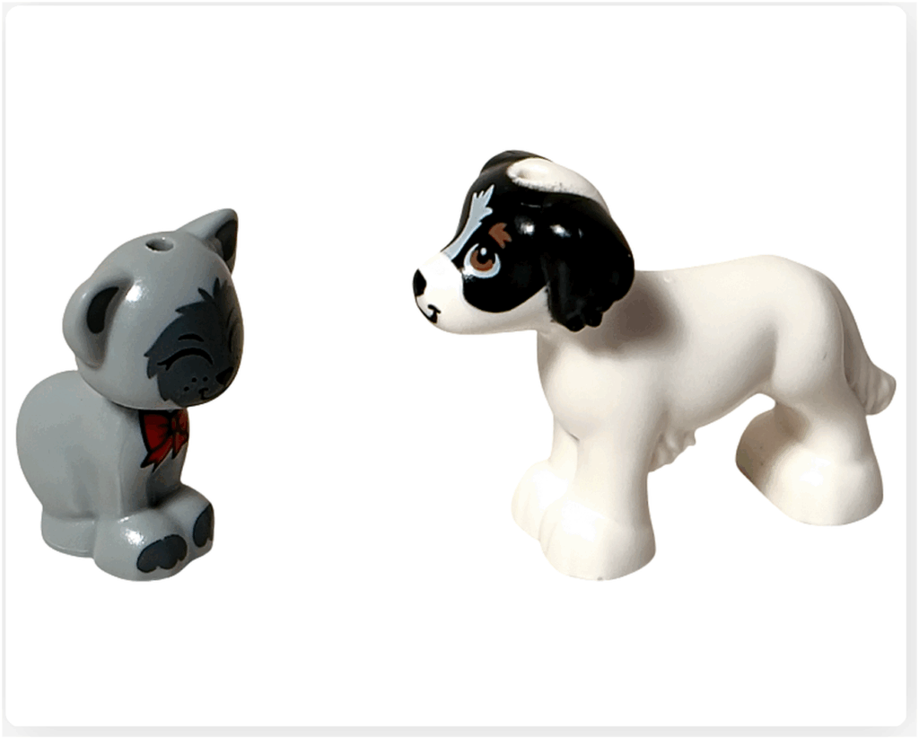 LEGO Friends 41758「アドベントカレンダー2023」14日目のシーン。白い犬デイジーとグレーの猫ガートルードが向かい合い、仲良く会話しているように見える冬の情景です。