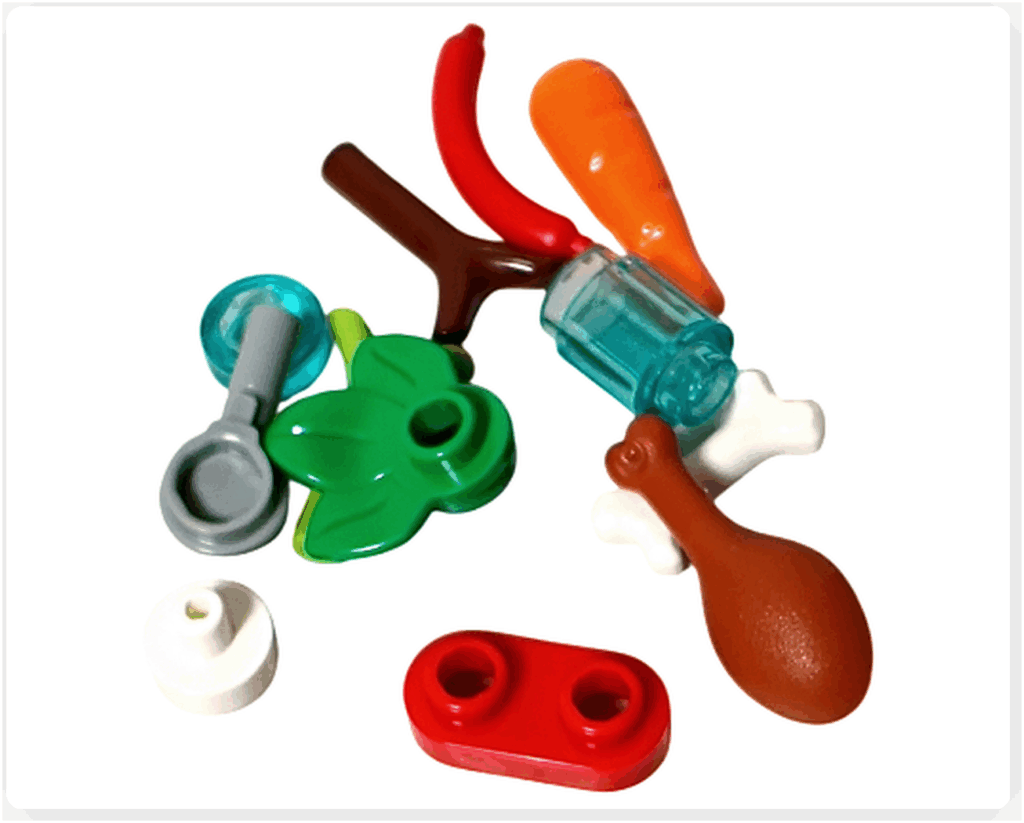 LEGO Friends 41758 17日目のパーツ。にんじん、骨、葉パーツ、ドラムスティック、スプーン、枝、ソーセージ、ボトルなどの食材と調理具の小物が並んでいる。