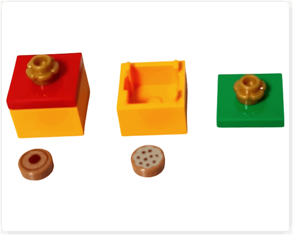 LEGO Friends アドベントカレンダー2023 19日目の完成。赤いフタのボックスと緑のフタのボックスが開いた状態で、小さな丸いお菓子パーツが手前に置かれている。