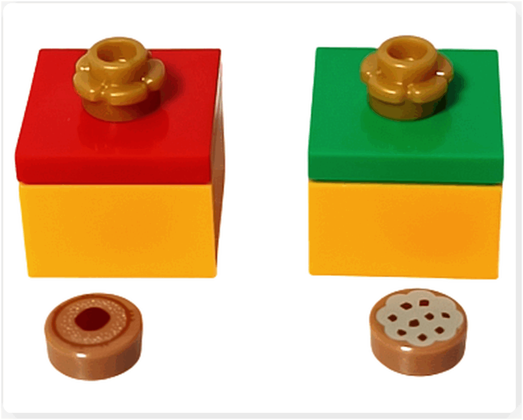 LEGO Friends アドベントカレンダー2023 19日目。フタを閉じた赤と緑のギフトボックスが並んでいる様子。上部には金色の装飾パーツがついている。