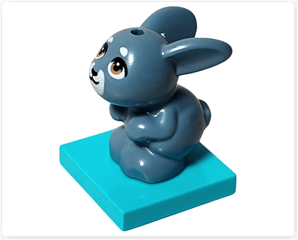 LEGO Friends アドベントカレンダー2023 20日目の完成。ペイズリーのウサギ・メロディがターコイズのプレートに座っている正面の姿。