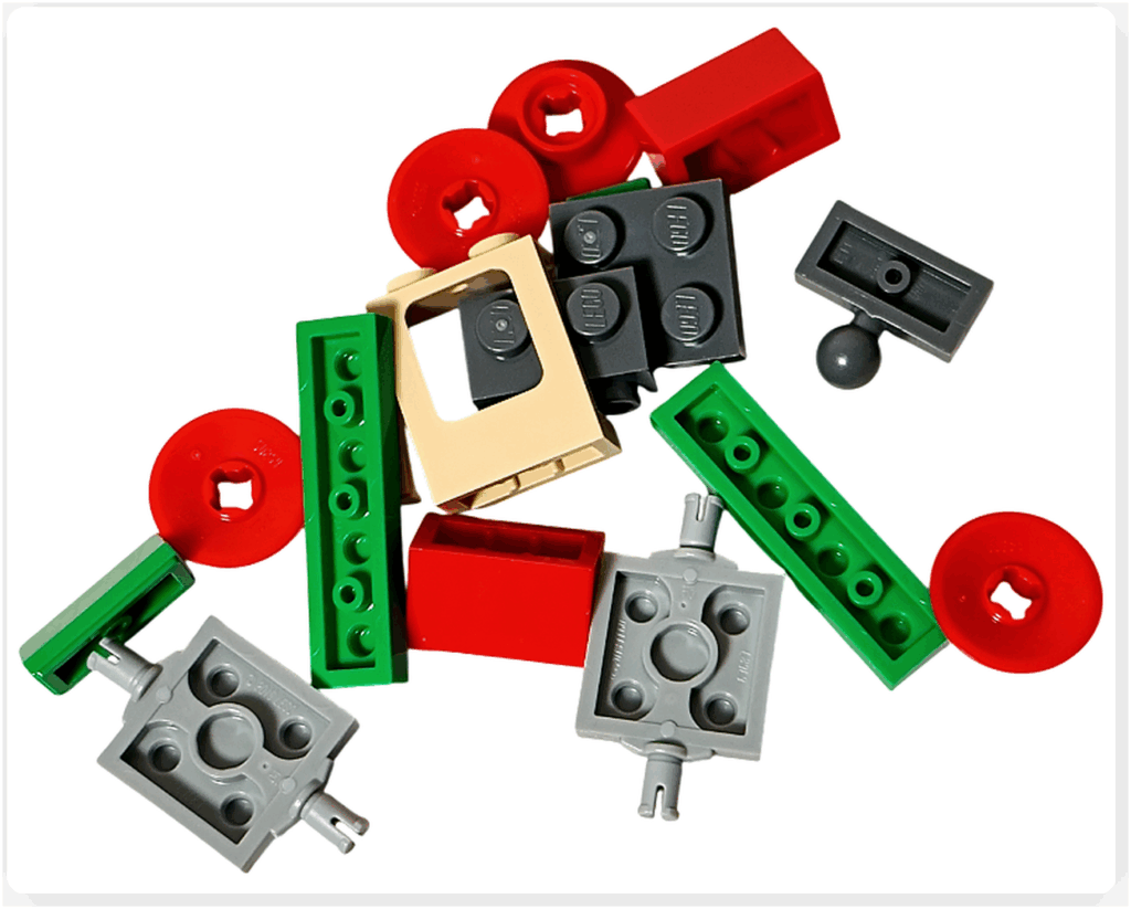 LEGO Friends アドベントカレンダー2023 21日目のパーツ。赤と緑のブロック、ベージュの窓パーツ、丸い車輪パーツ、ジョイント付きブロックなど機関車を組み立てる部品が並んでいる。