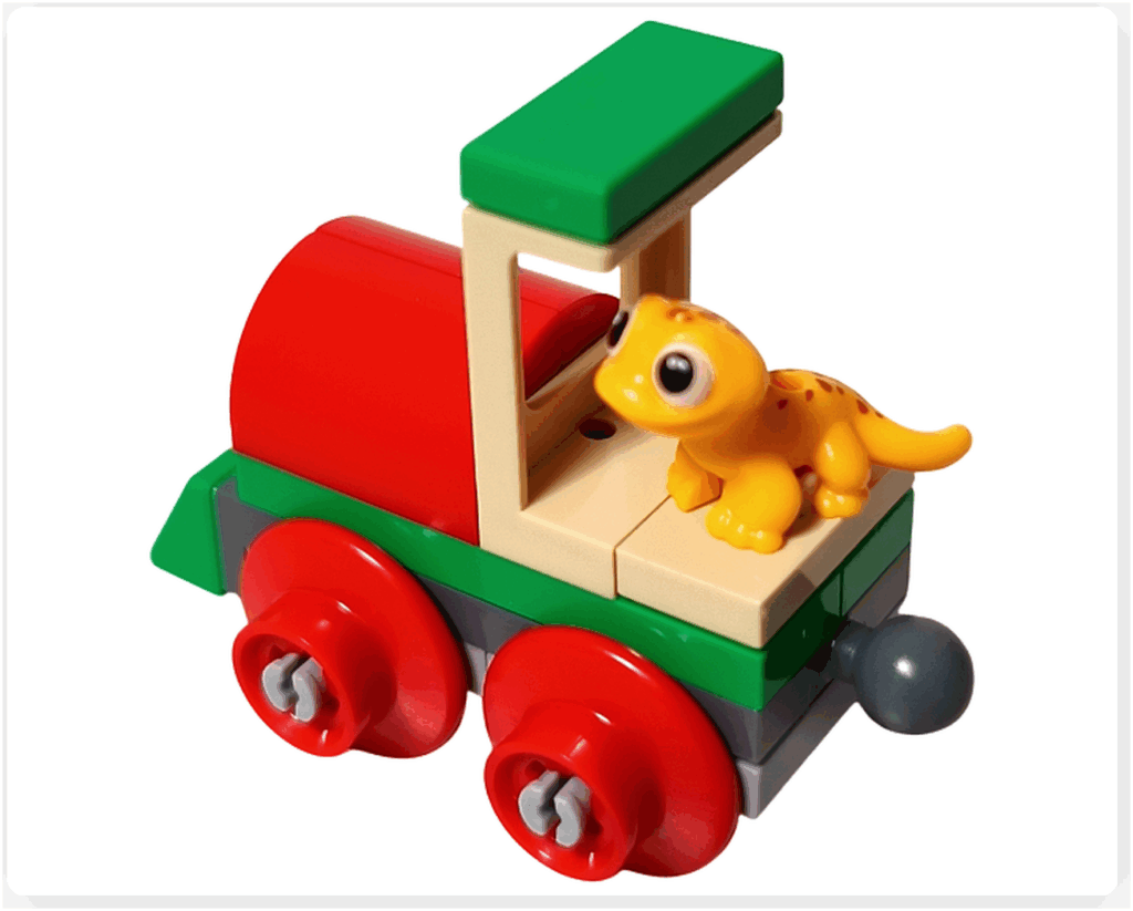 LEGO Friends アドベントカレンダー2023 21日目のシーン。赤と緑のクリスマストレインの先頭部分に、黄色いトカゲのポップコーンが乗って前を向いている様子。