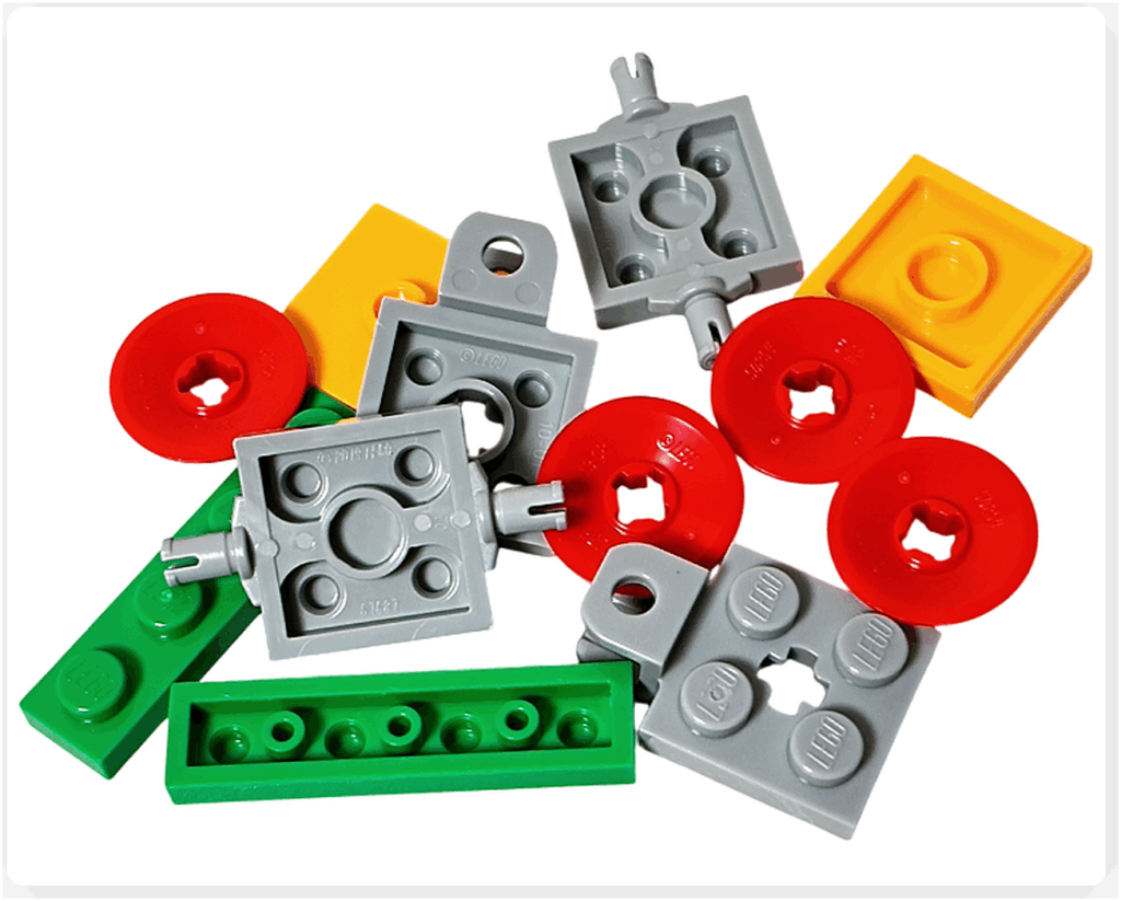 LEGO Friends アドベントカレンダー2023 22日目のパーツ。黄色い2×2プレート、緑のプレート、赤い車輪パーツ、ジョイント付きグレーパーツなど貨車を作るための部品。