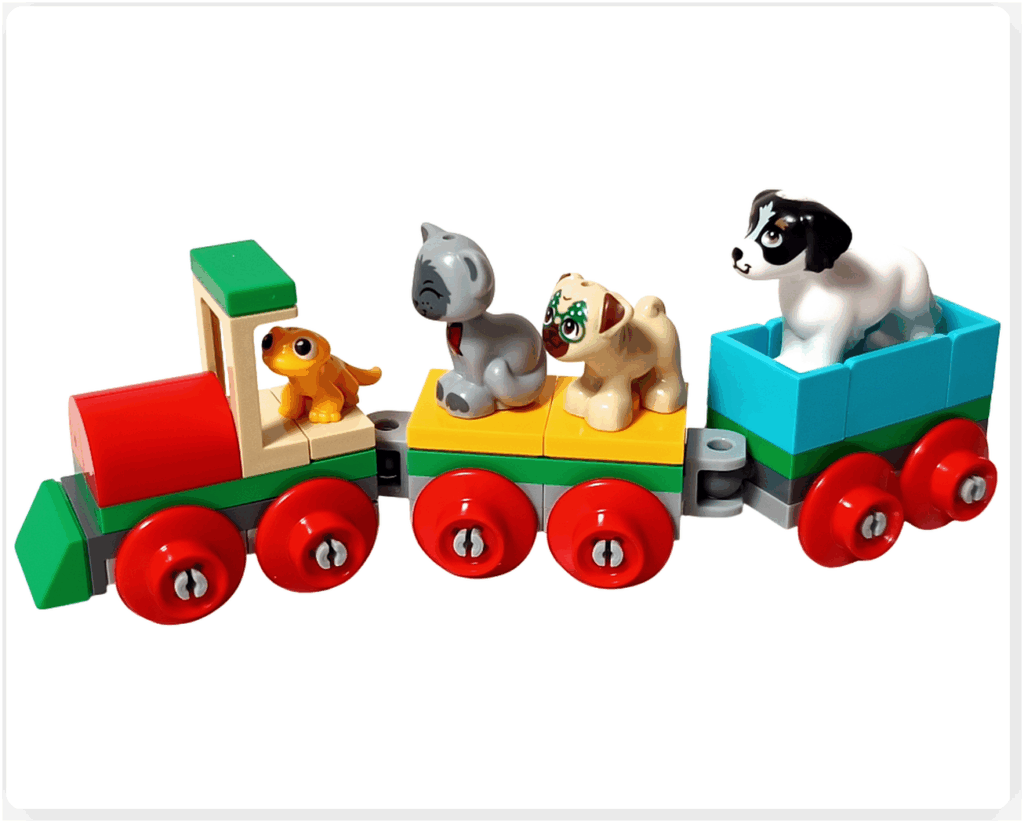 LEGO Friends アドベントカレンダー2023 23日目のシーン。赤と緑の機関車に黄色と水色の貨車が連結され、運転席にポップコーン、真ん中の貨車にガートルードとダンゴ、最後尾にデイジーが乗っている様子。