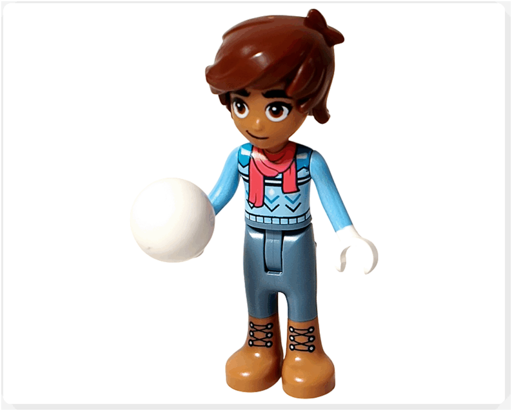 LEGO Friends 41758 レオが雪玉を右手に持っている。