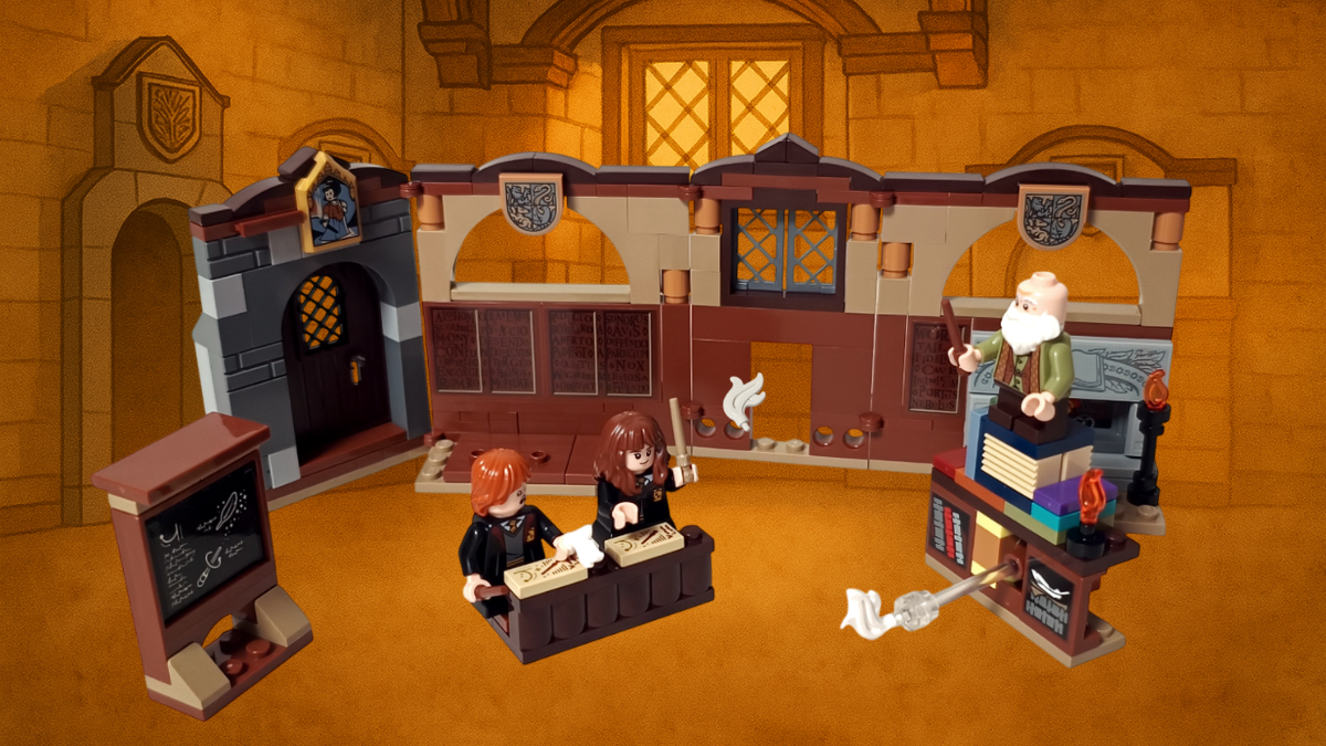 ハーマイオニーとロンが羽根を浮かせる呪文の練習をしており、フリットウィック先生が講義台から見守るレゴの呪文学教室シーン。背景には温かい色合いの石造りの教室イラストが合成され、魔法の雰囲気が広がっている。