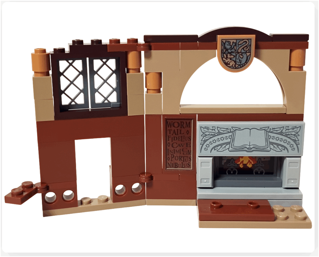 レゴ ハリー・ポッター 76442 右側の壁が完成した状態。アーチとホグワーツの紋章が加わり、暖炉と呪文プレートとともに教室の右側が整った様子