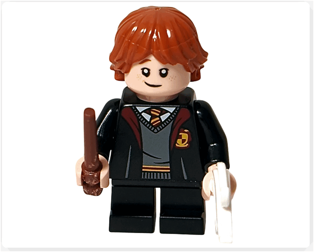 レゴ ハリー・ポッター 76442 ロンのミニフィギュア前面。グリフィンドールのローブを着て杖と羽根パーツを手に持つ姿