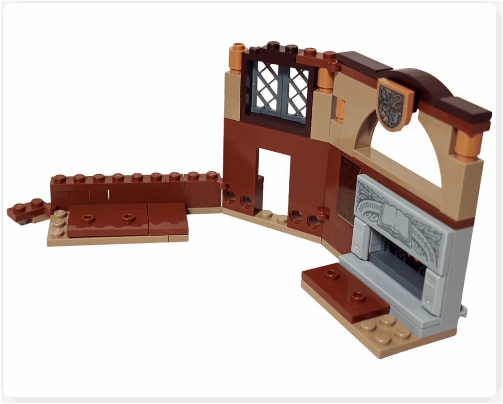 レゴ ハリー・ポッター 76442 左側の壁が中央の窓ユニットと接続された状態。床と壁が広がり教室の形が現れてきた工程