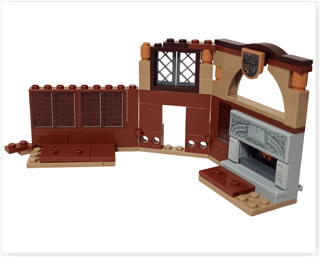 レゴ ハリー・ポッター 76442 左側の壁に呪文パネルが取り付いた工程。複数の呪文プリントが並びホグワーツの教室らしい雰囲気になった様子