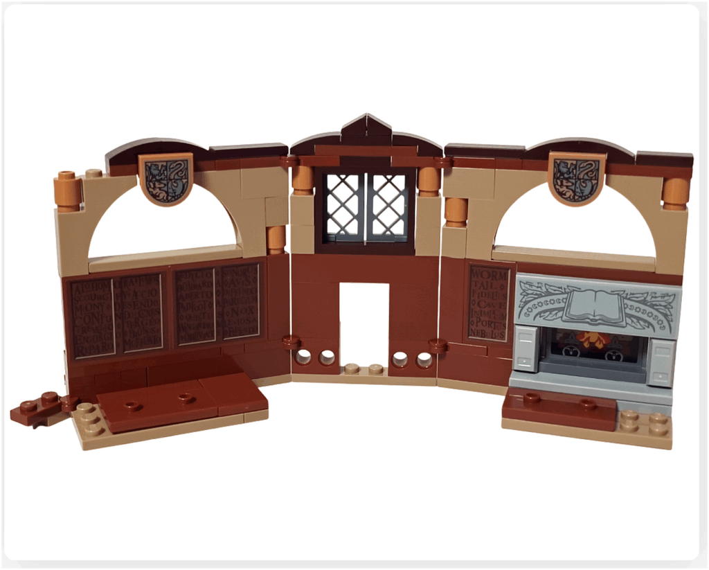 レゴ ハリー・ポッター 76442 左側の壁が完成した状態。アーチとホグワーツの紋章が取り付けられ、中央や右側の壁と合わせて教室全体が完成した様子