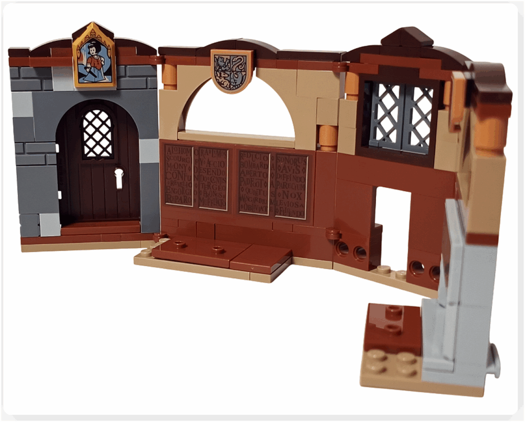 レゴ ハリー・ポッター 76442 正面壁の完成状態。ホグワーツの扉と紋章が取り付けられ、教室の中央と左右の壁がつながった様子