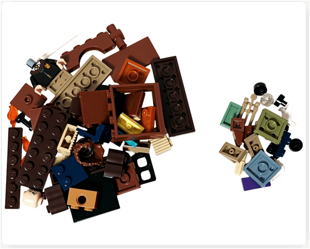 "レゴ ハリー・ポッター 76442 呪文学の教室 3袋目のパーツ内容。小物パーツやアクセサリー、机や本のパーツ、ミニフィギュア用パーツが並んだ状態